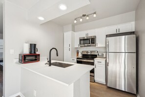 Kühlschrank, Mikrowelle, Ofen, Herdplatte