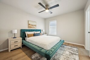 2 soverom, skrivebord, strykejern/-brett og reiseseng for barn