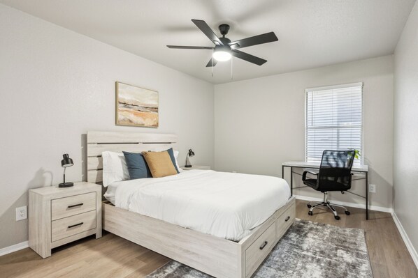 1 bedroom, desk, iron/ironing board, travel cot - The Chandler 421 I Spacious 1 Bed 1 Bath (Grand Prairie)