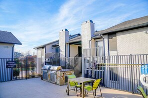 Outdoor dining - The Chandler 421 I Spacious 1 Bed 1 Bath (Grand Prairie)
