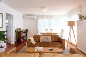 Books - Sweet Az - Freycinet Holiday Houses (Glamorgan-Spring Bay)