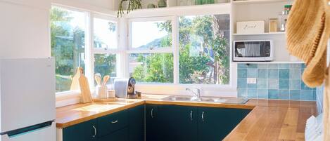 Kjøleskap, mikrobølgeovn, ovn og kokeplater