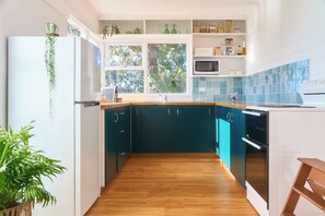 Fridge, microwave, oven, stovetop - Sweet Az - Freycinet Holiday Houses (Glamorgan-Spring Bay)