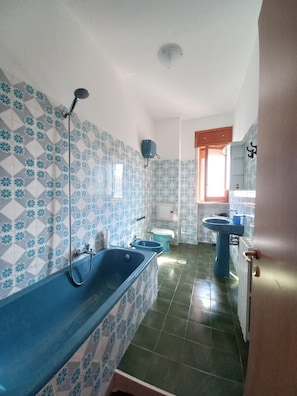 Asciugacapelli, bidet, asciugamani, carta igienica