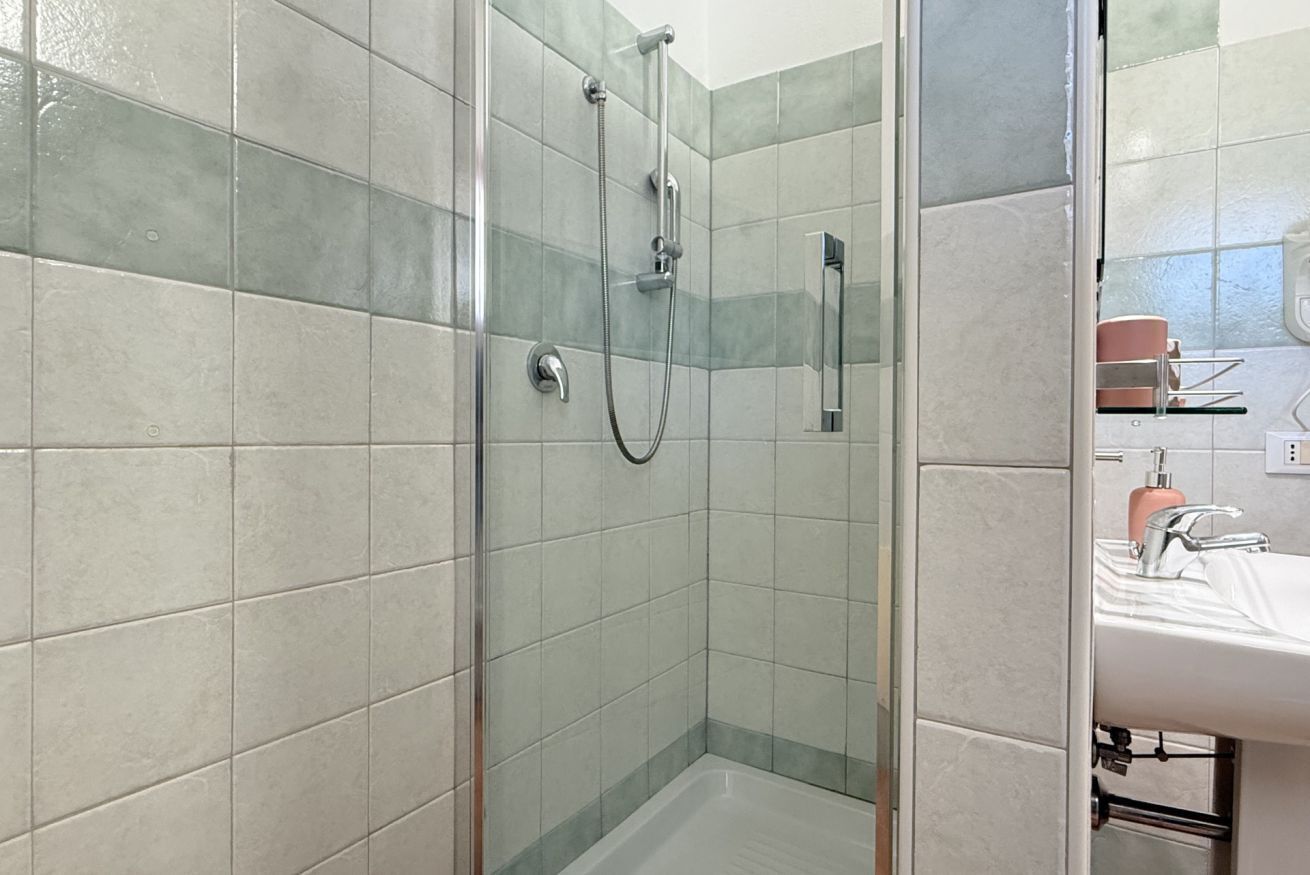 Dusche, umweltfreundliche Kosmetikartikel, Haartrockner, Bidet