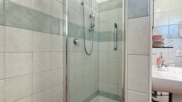 Dusche, umweltfreundliche Kosmetikartikel, Haartrockner, Bidet