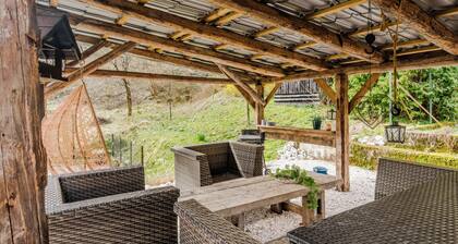 Charming renovated 2 bedroom house sleeps 5