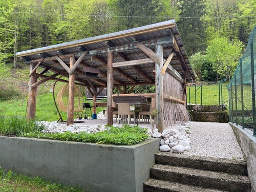 Charming renovated 2 bedroom house sleeps 5