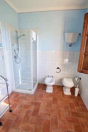 Dusche, Haartrockner, Bidet, Handtücher