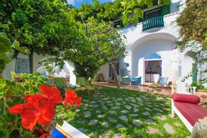 Terrace/patio - Fig house, green triple room with private en suite bathroom. (Positano)