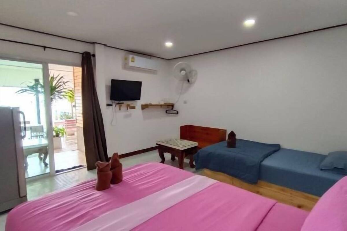 Free WiFi, bed sheets