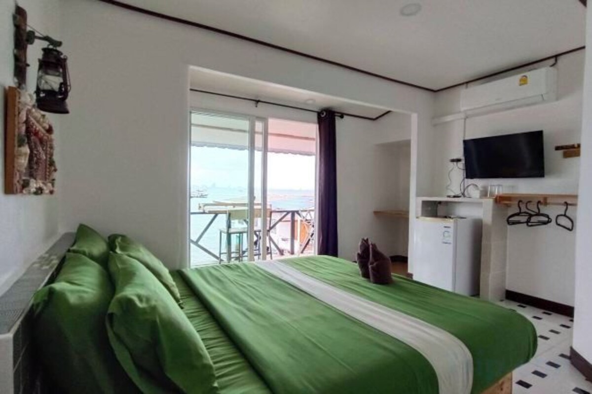 Desk, WiFi (free), bed sheets