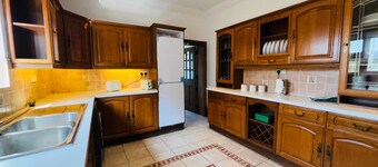 Comfy 5-bedroom House in Swansea; great for families, friends, tourists, workers