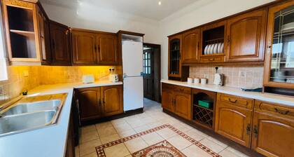 Comfy 5-bedroom House in Swansea; great for families, friends, tourists, workers