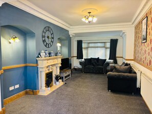 Smart TV, fireplace - Comfy 5-bedroom House in Swansea; great for families, friends, tourists, workers (Ravenhill)