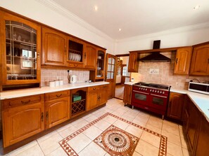 Microwave, oven - Comfy 5-bedroom House in Swansea; great for families, friends, tourists, workers (Ravenhill)