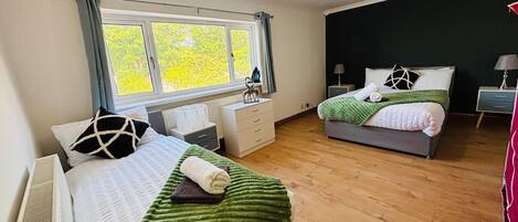 5 chambres, fer et planche à repasser, Wi-Fi, draps fournis