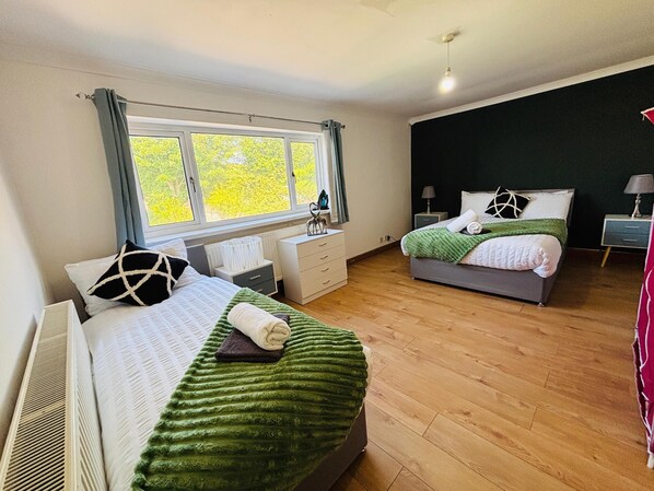 5 bedrooms, iron/ironing board, WiFi, bed sheets - Comfy 5-bedroom House in Swansea; great for families, friends, tourists, workers (Ravenhill)