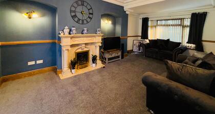 Comfy 5-bedroom House in Swansea; great for families, friends, tourists, workers