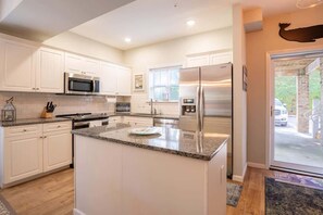 Réfrigérateur, four à micro-ondes, un four, surface de cuisson