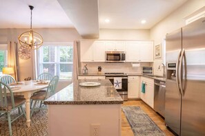 Réfrigérateur, four à micro-ondes, un four, surface de cuisson