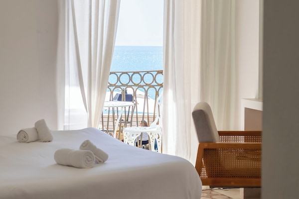 Deluxe Room, Sea View | In-room safe, individually decorated, individually furnished, desk