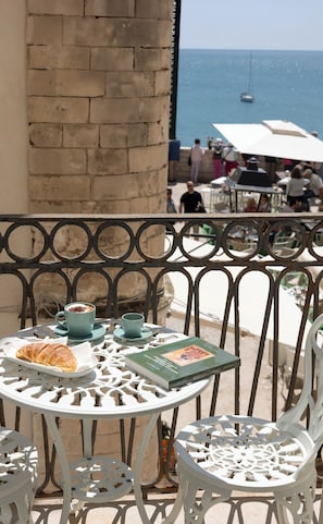 Deluxe-Zimmer, Meerblick | Terrasse/Patio