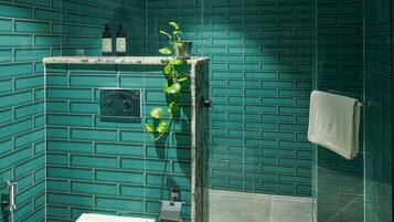 Studio, pemandangan kota | Kamar mandi | Shower, pengering rambut, handuk, dan sampo