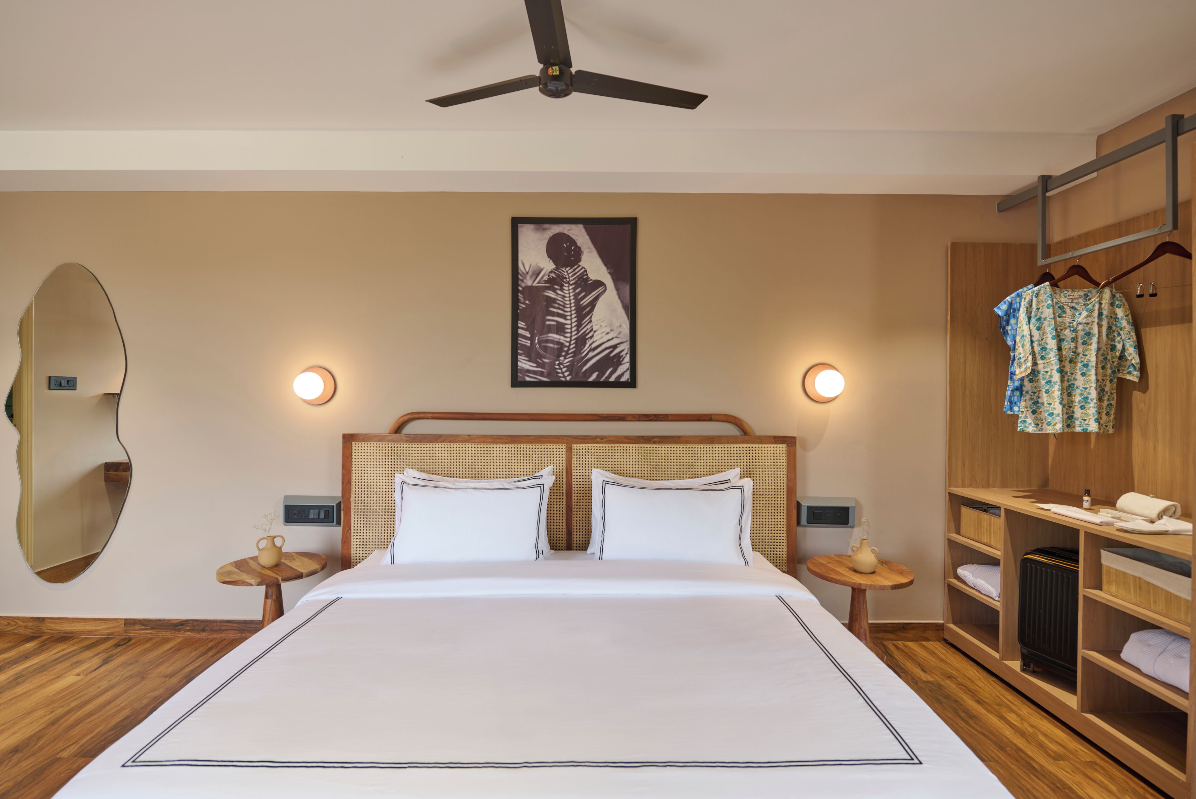 Habitación superior | Ropa de cama de alta calidad, minibar, caja fuerte y escritorio