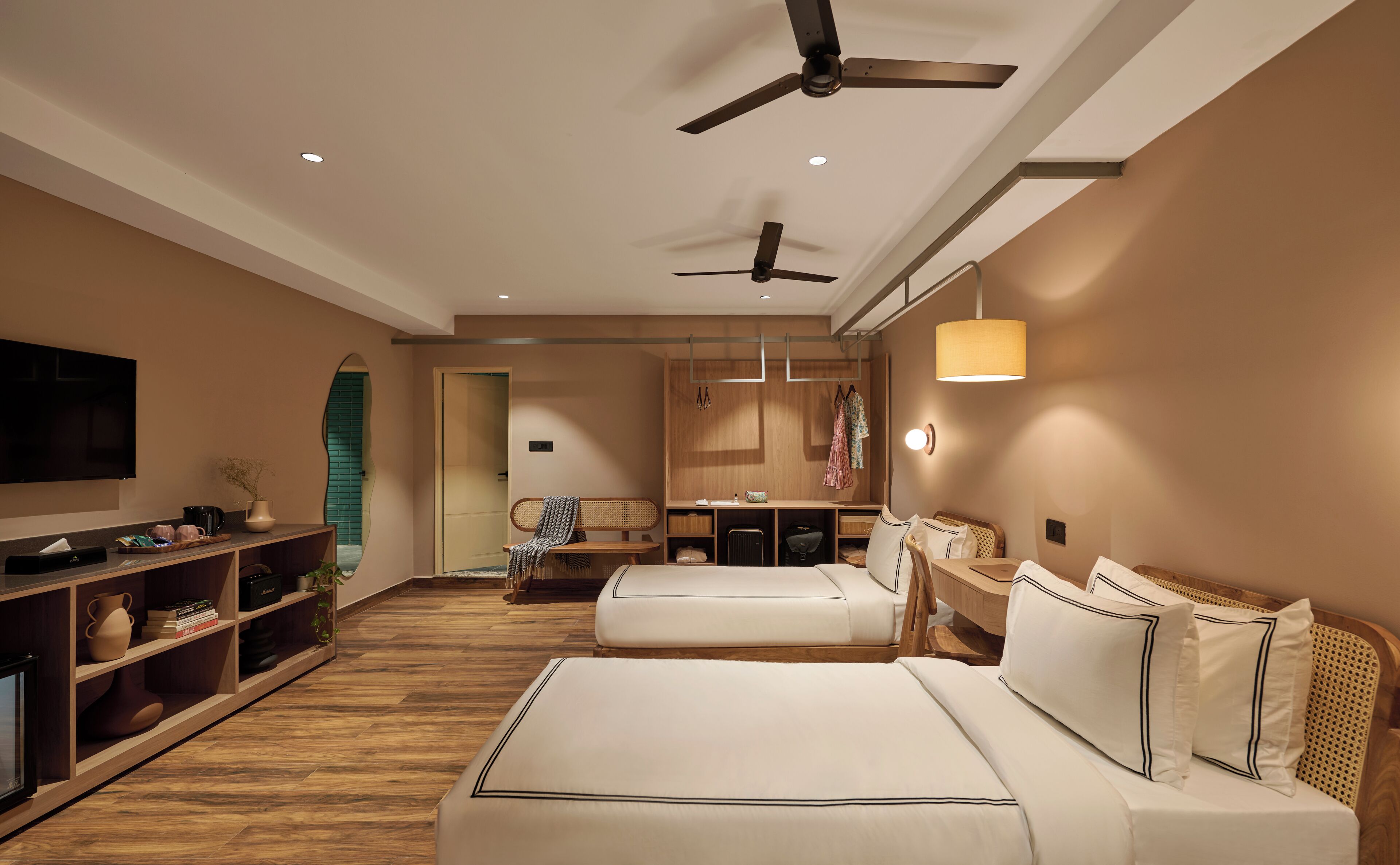 高級雙床房, 城市景觀 | 迷你吧、客房內保險箱、書桌、熨斗/熨衣板