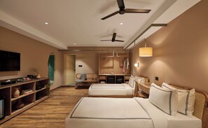 Minibar, caja de seguridad en la habitación y escritorio