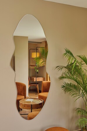 Minibar, caja de seguridad en la habitación y escritorio