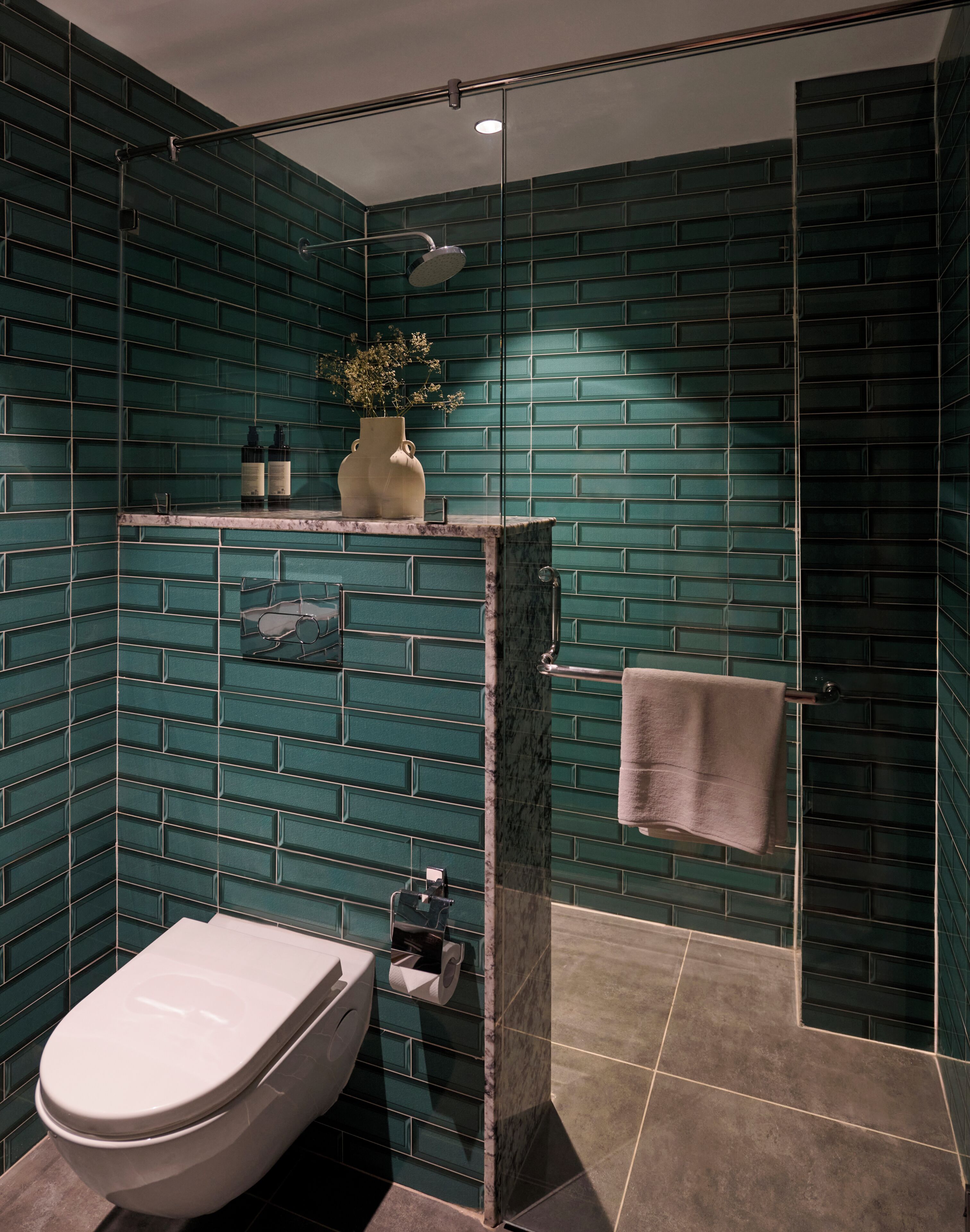 Habitación superior | Baño | Ducha, artículos de higiene personal gratuitos y secador de pelo