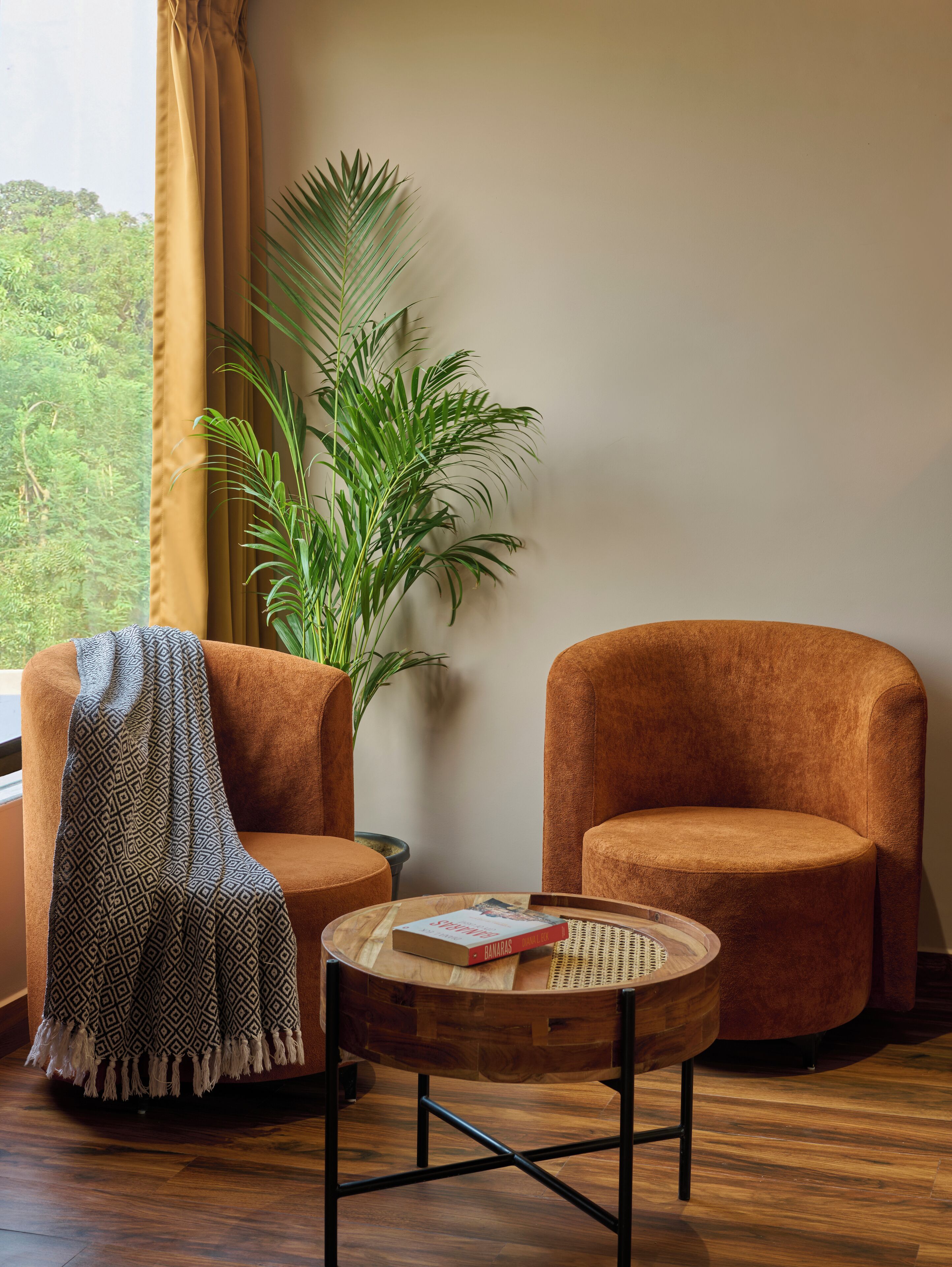 Habitación doble superior, vistas a la ciudad | Minibar, caja fuerte, escritorio y tabla de planchar con plancha