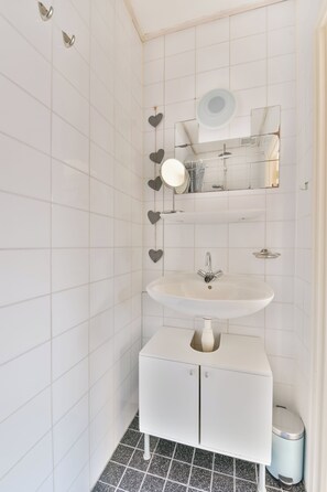 Shower, towels, toilet paper - Studio La Reed (Alkmaar)
