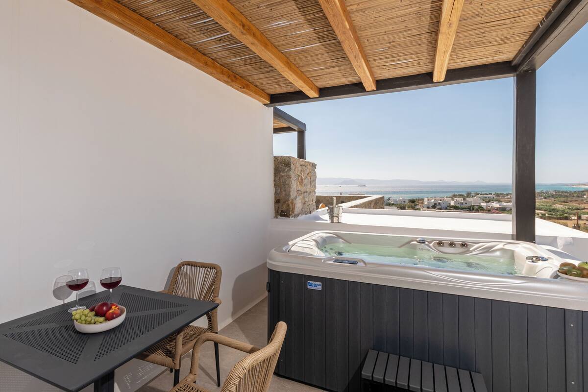 Petite Suite with Sea View and Private Jacuzzi (No Access to Swimming Pool) | Private spa tub