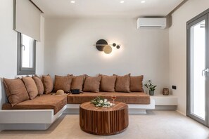 32-inch Smart TV with satellite channels - Lithia Exclusive Villas (Naxos)