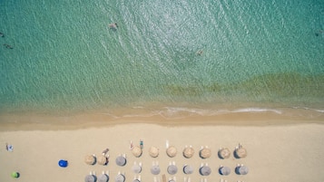 Playa privada cerca, tumbonas, sombrillas y bar en la playa