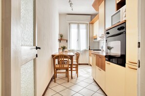 Appartamento Comfort, vista città | Cucina privata | Macchina per tè/caffè, bollitore elettrico