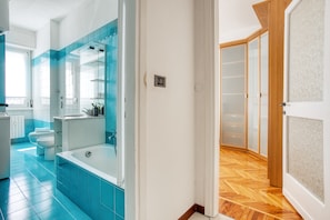 Comfort Apartment, City View | Bathroom - JOIVY Cosy apt in the Giambellino area (Milan)