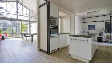 Een microgolfoven, een oven, een kookplaat, een vaatwasser