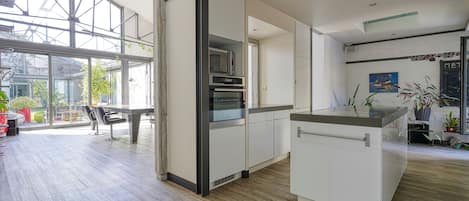 Four Ă micro-ondes, un four, surface de cuisson, lave-vaisselle