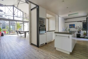 Micro-ondes, four, plaque de cuisson, lave-vaisselle