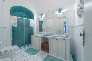 Assecador de cabells, bidet, tovalloles i sabó