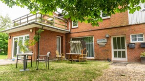 Outdoor dining - Relax in the Seadrift Landliebste - your family-friendly retreat. (Tating)