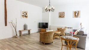 TV, books - Barrier-free vacation accommodation for families of up to 5 people near St. Peter-Ording (Tating)