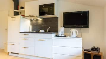 Kühlschrank, Mikrowelle, Herdplatte, Wasserkocher mit Kaffee-/Teezubehör