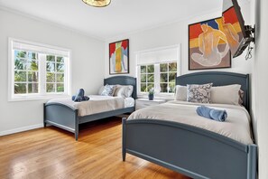 3 habitaciones, escritorio y tabla de planchar con plancha 