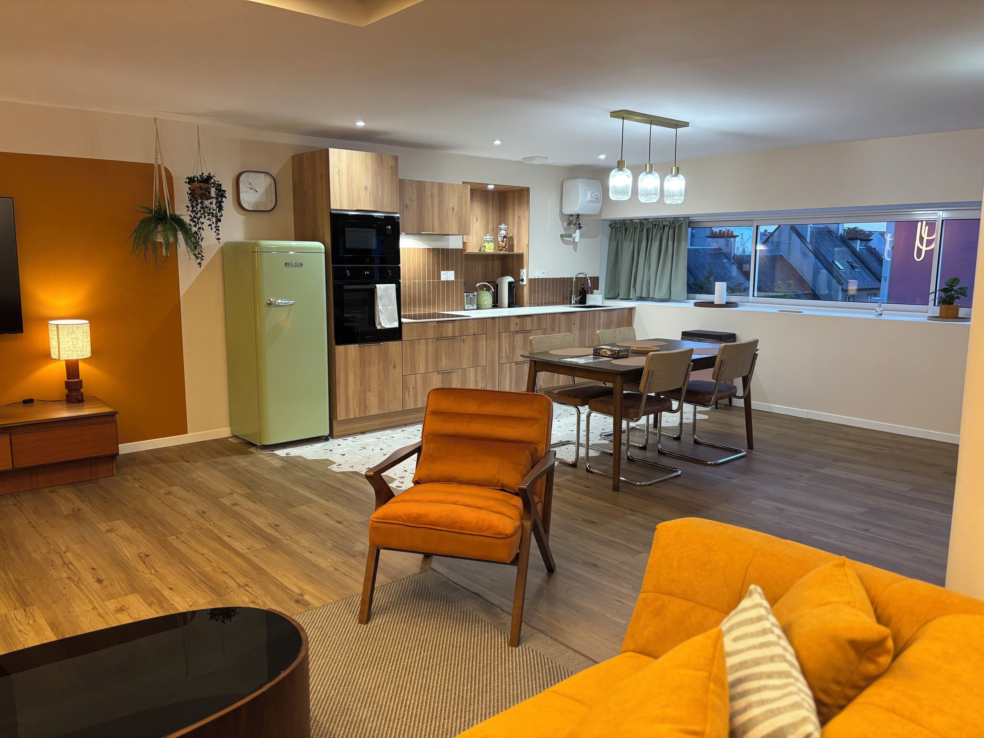 Un apartamento moderno con cocina, comedor y sala de estar.