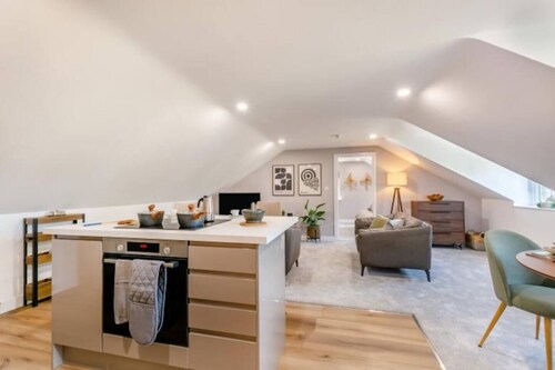 Leck Beck Loft one bed luxury apartment, private garden, dining area & Hot Tub.